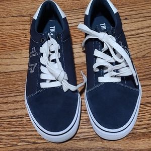 True Religion sneaks